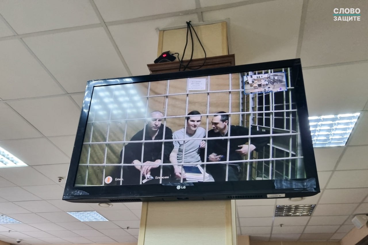 Обложка статьи Нужно ли вольным юристам вступать в корпорацию, чьи правовые заключения суды отказываются приобщать?
