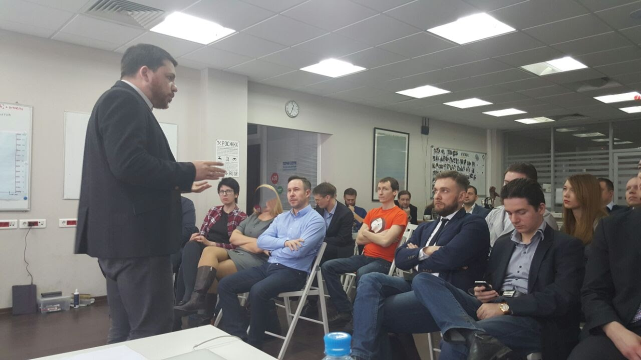Михаил Беньяш (первый слева во втором ряду) и Алексей Навальный (за ним). 2016 год.