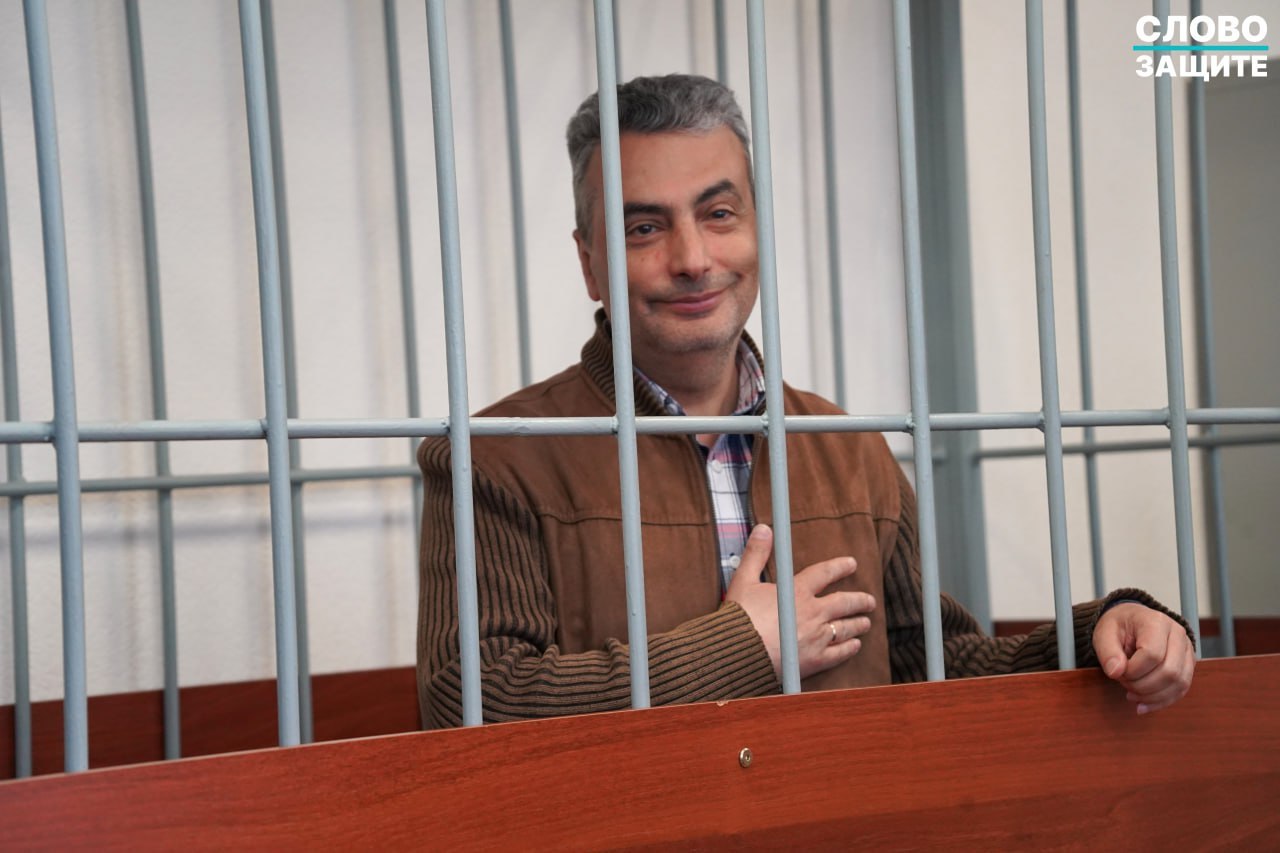 Обложка статьи Отвод судье, прослушка в квартире и знакомые друг с другом «свидетели», участвовавшие в «Русских маршах»