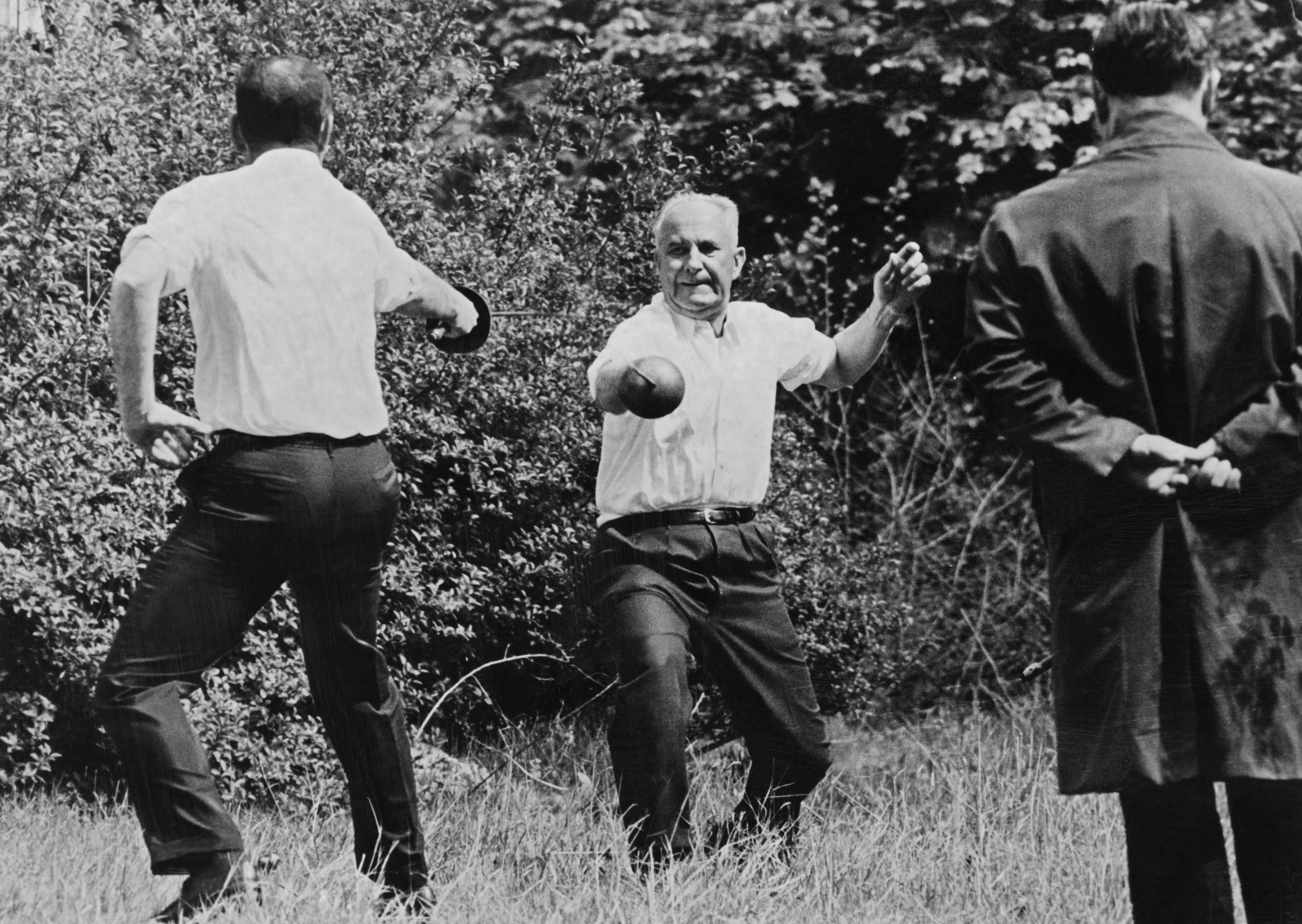 Последняя дуэль во Франции 21 апреля 1967 года между двумя политиками, Гастоном Деффером и Рене Рибьером, на шпагах.