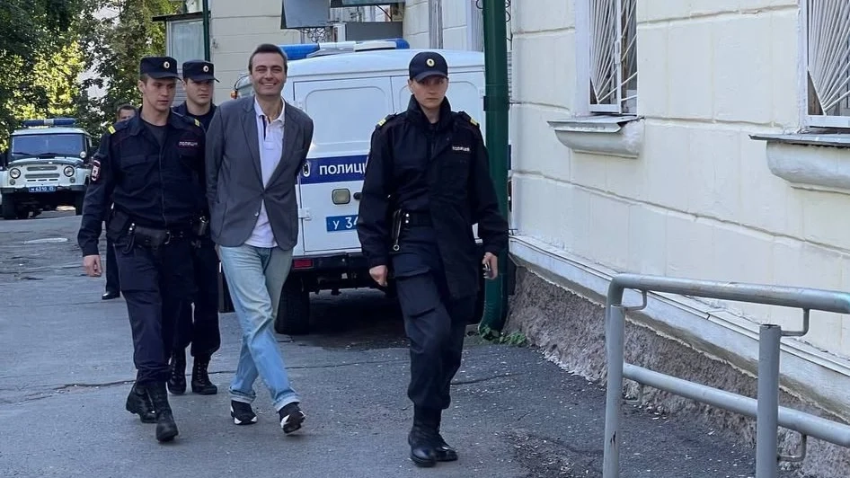 Обложка статьи У экс-депутата КПРФ Артёма Самсонова, добивающегося в суде установления факта политического преследования, выявлен рак кожи