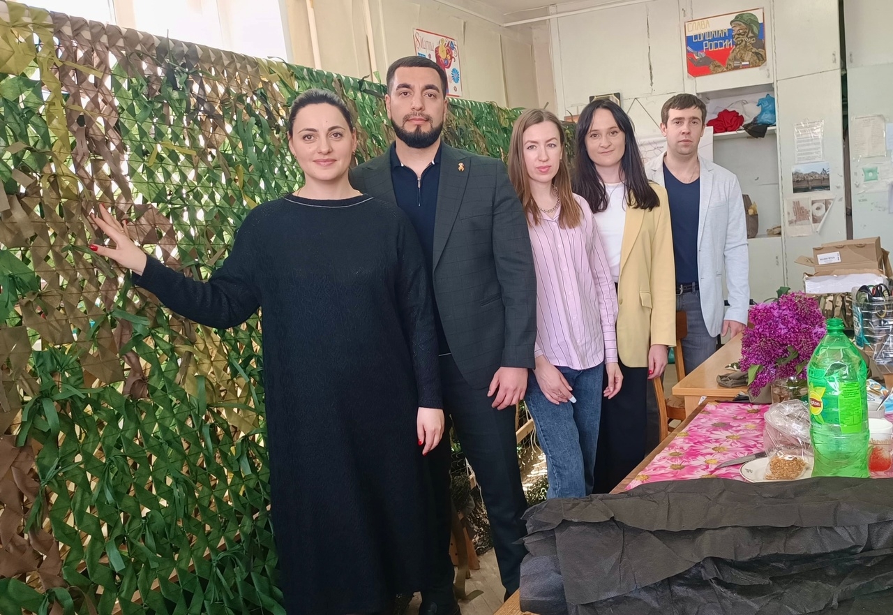 Обложка статьи Молодые адвокаты плетут маскировочные сети для нужд войны