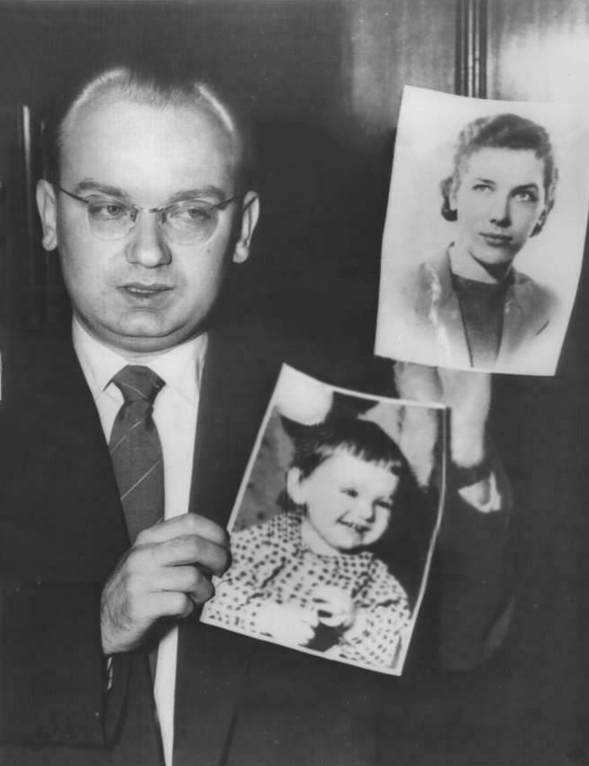 Николай Хохлов с фотографиями жены Яны и сына
United Press / wikimedia