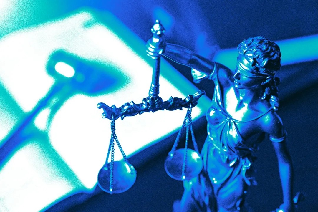 Обложка статьи «Это дело — проверка для всей адвокатуры»: Минюст в суде вовпреки АП требует лишить статуса адвокатов за отсутствие в России