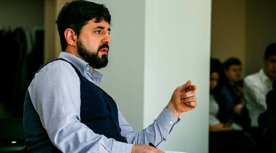 Обложка статьи Многие ли адвокаты ищут возможность не просто отбыть процесс, а исправить государство? 